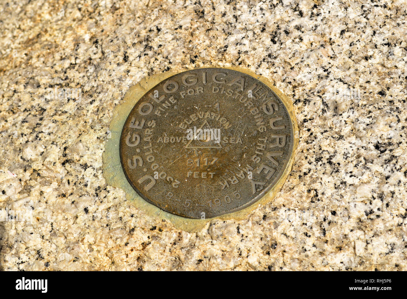 US Geological Marker an der Spitze Sentinel Dome im Yosemite Nationalpark in Kalifornien, USA. Stockfoto