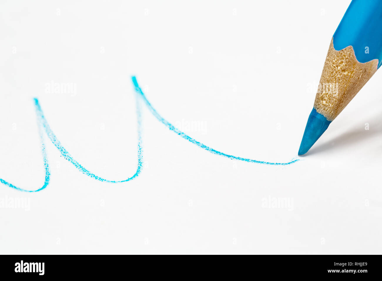 Blau Bleistift zeichnet eine Wellenlinie. Close-up Stockfoto