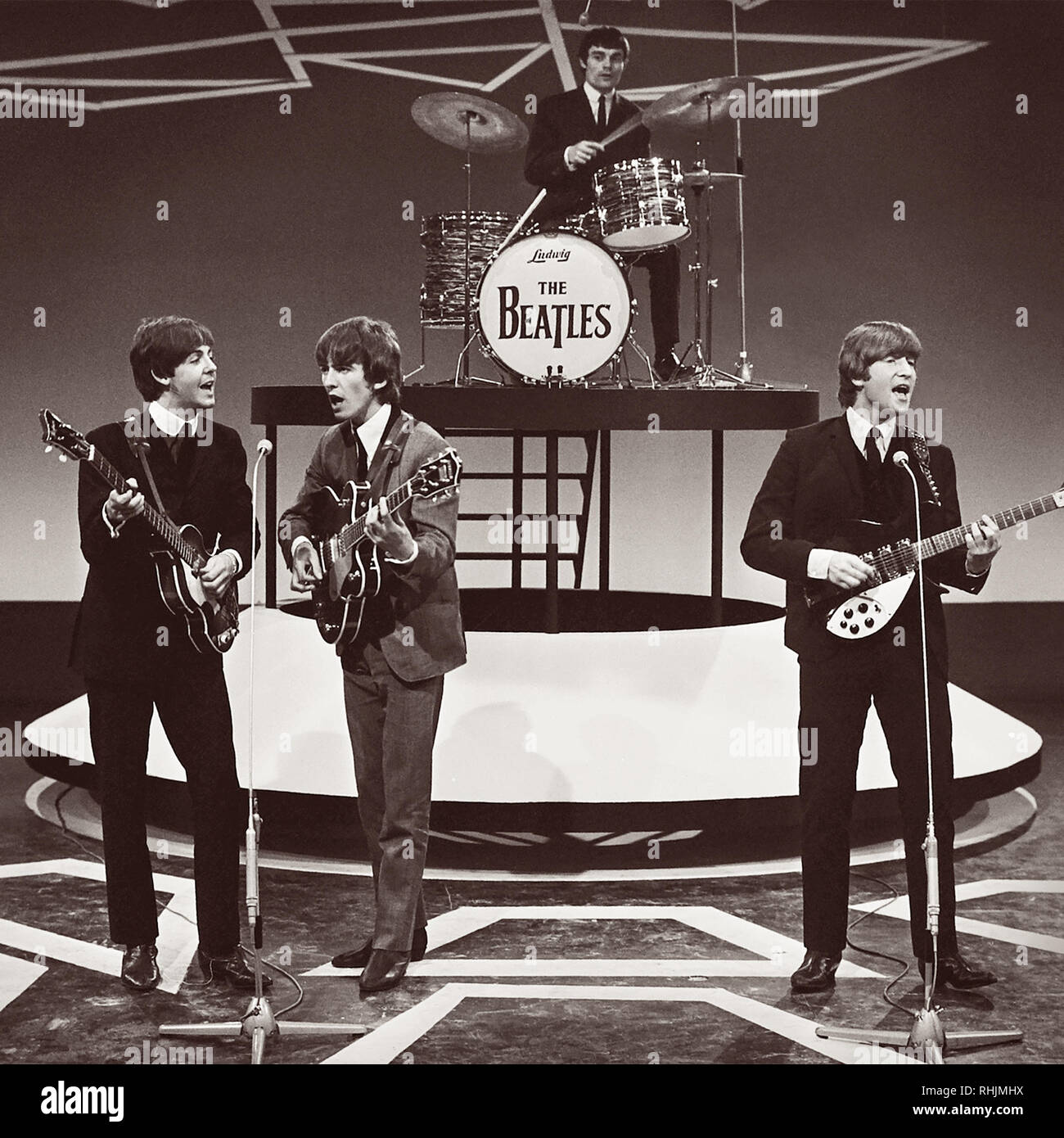 Die Beatles fernsehen Leistung in Hiilegom, Süd Holland am 5. Juni 1964, die am Anfang ihrer World Tour 1964, gerade nachdem Sie in Kopenhagen. Jimmie Nicol saß in für Schlagzeuger Ringo Starr für einen Zeitraum von zwei Wochen, während Ringo wurde mit Mandelentzündung. Stockfoto