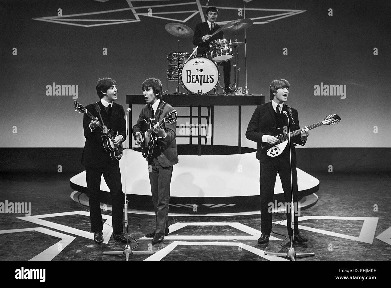 Die Beatles fernsehen Leistung in Hiilegom, Süd Holland am 5. Juni 1964, die am Anfang ihrer World Tour 1964, gerade nachdem Sie in Kopenhagen. Jimmie Nicol saß in für Schlagzeuger Ringo Starr für einen Zeitraum von zwei Wochen, während Ringo wurde mit Mandelentzündung. Stockfoto