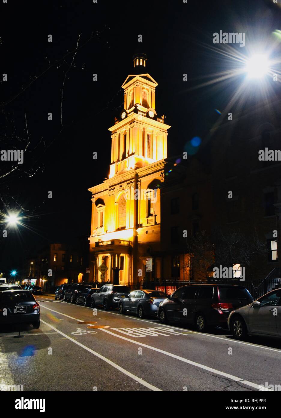 Kirche in der Nacht in helles Licht Stockfoto