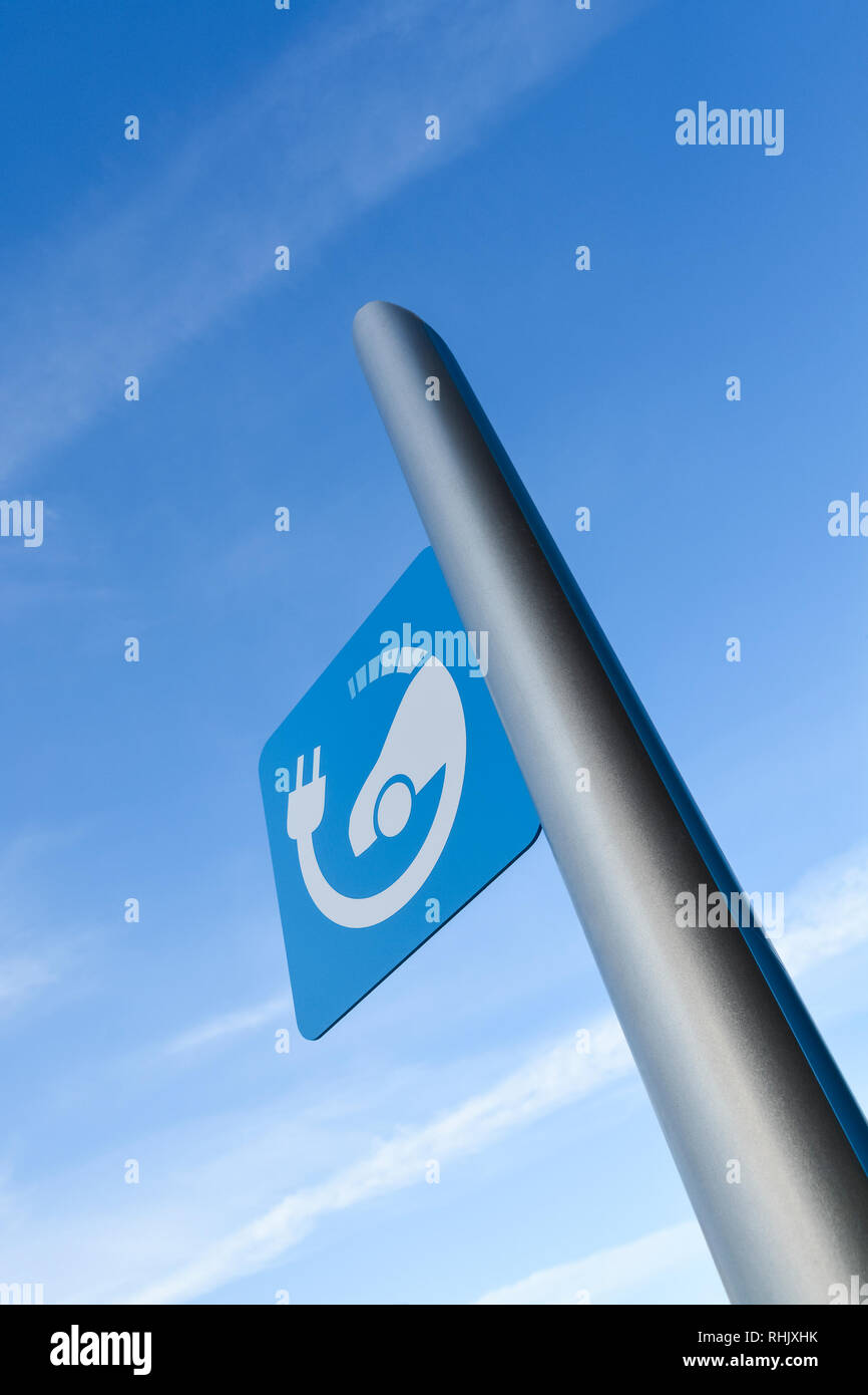 EV-Elektrofahrzeug quick Ladestation Zeichen auf blauem Himmel Hintergrund Stockfoto