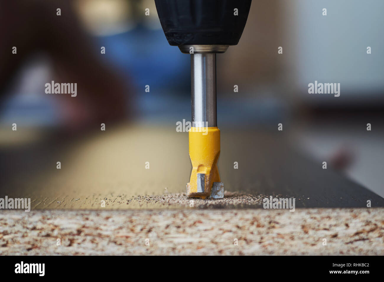 Prozess der drillig Holz mit Bohrer Nahaufnahme Stockfoto