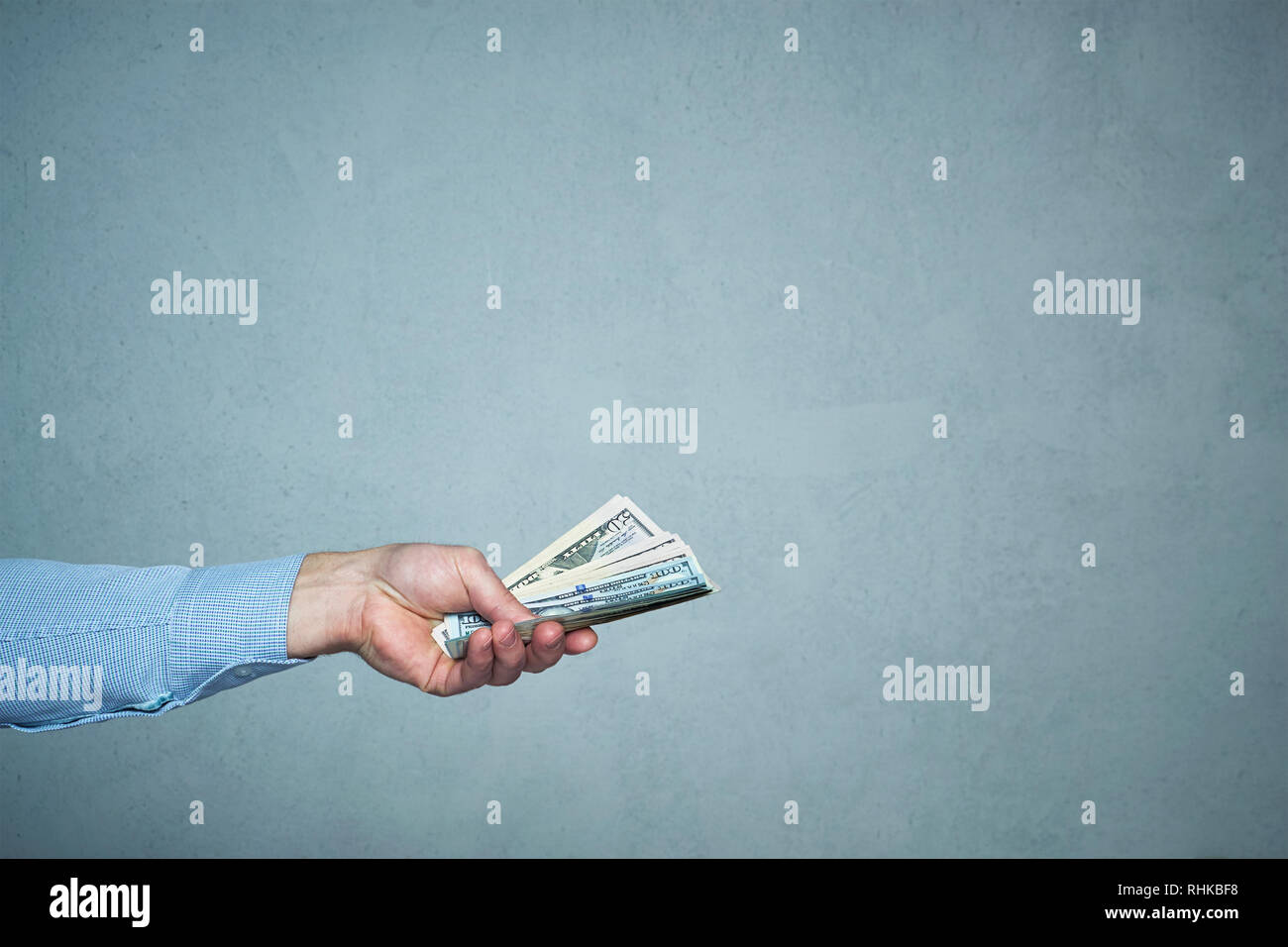 Hand Geld geben, Nahaufnahme. Unternehmen und Investitionen Konzept Stockfoto