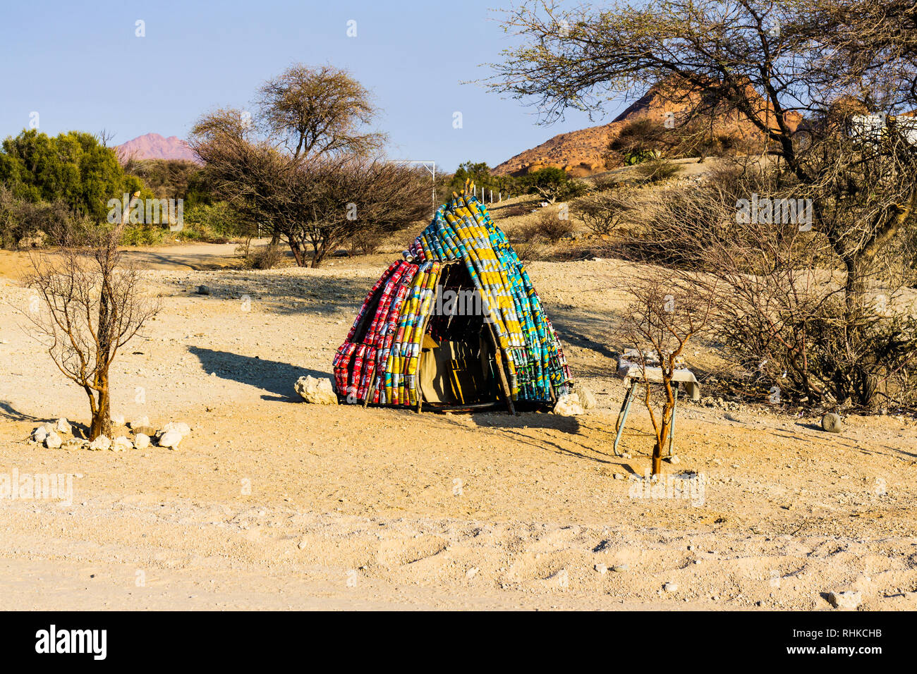 Die Spitzkoppe, Namibia - 28. August 2018: eine Hütte in einem Stall mit Handwerk Artikel zum Verkauf, in einer armen Gegend in der Nähe der Spitzkoppe entfernt. dieses shelt Stockfoto