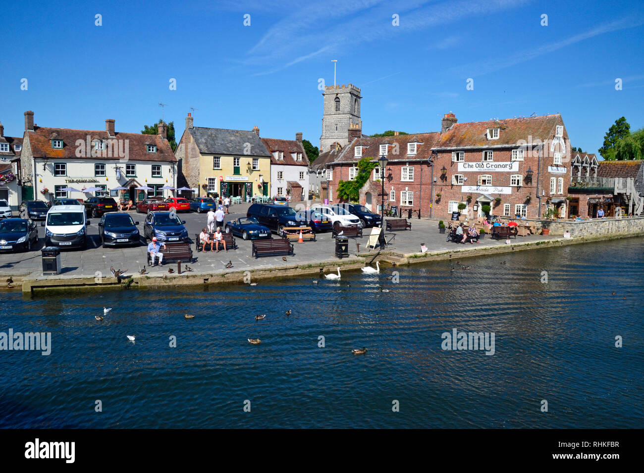 Die Quay, Wareham, Dorset, Großbritannien. Der Fluss Frome. Der alte Getreidespeicher, Cafe und Bar dominiert das Dorf Szene. Stockfoto