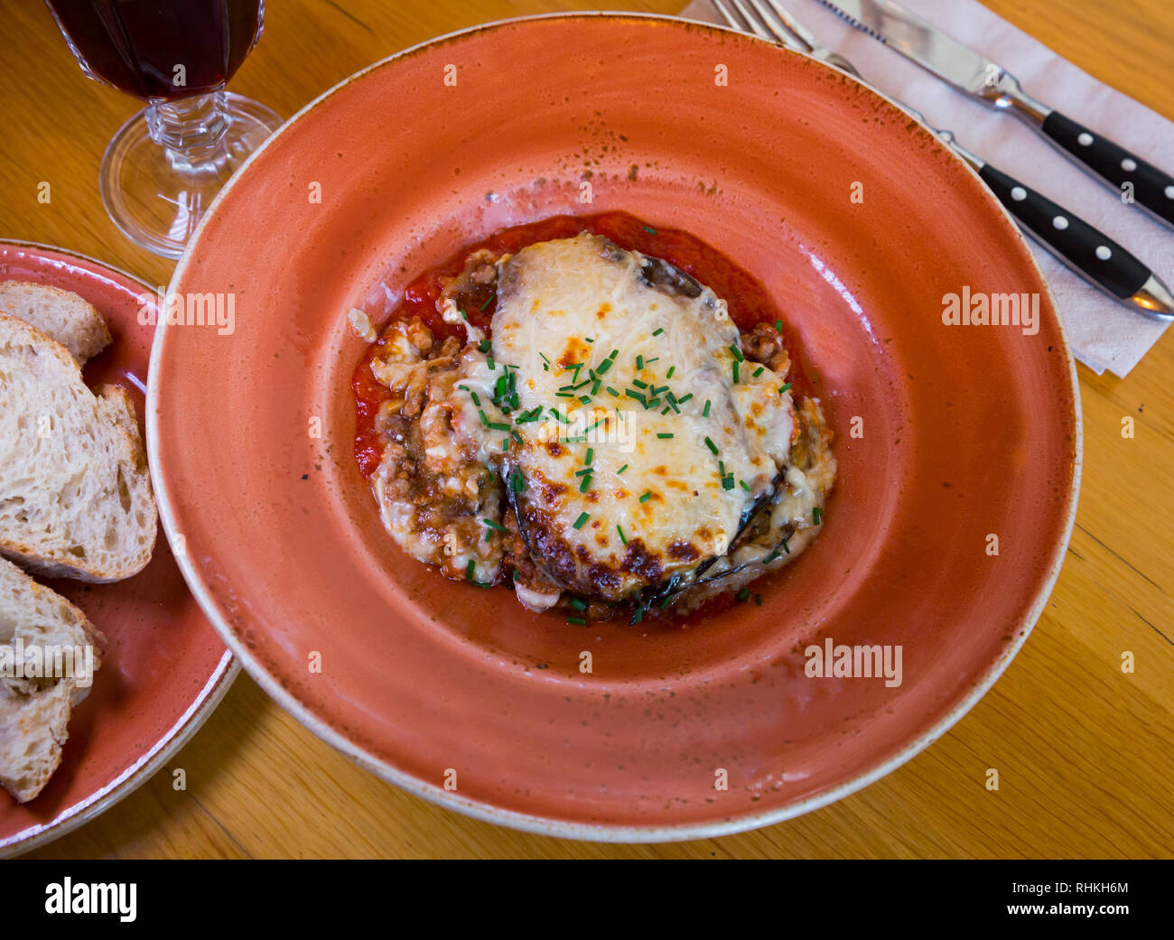 Moussaka, Vorspeise mit Hackfleisch, Aubergine, Käse und Tomaten Sauce Stockfoto