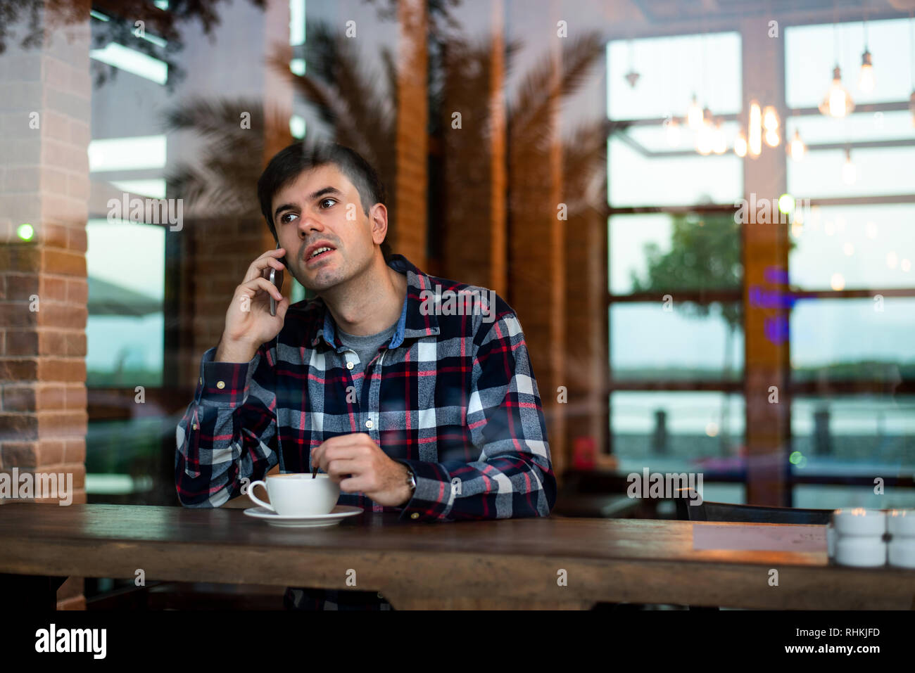 Mann mit einer Tasse Kaffee in der Bar Stockfoto