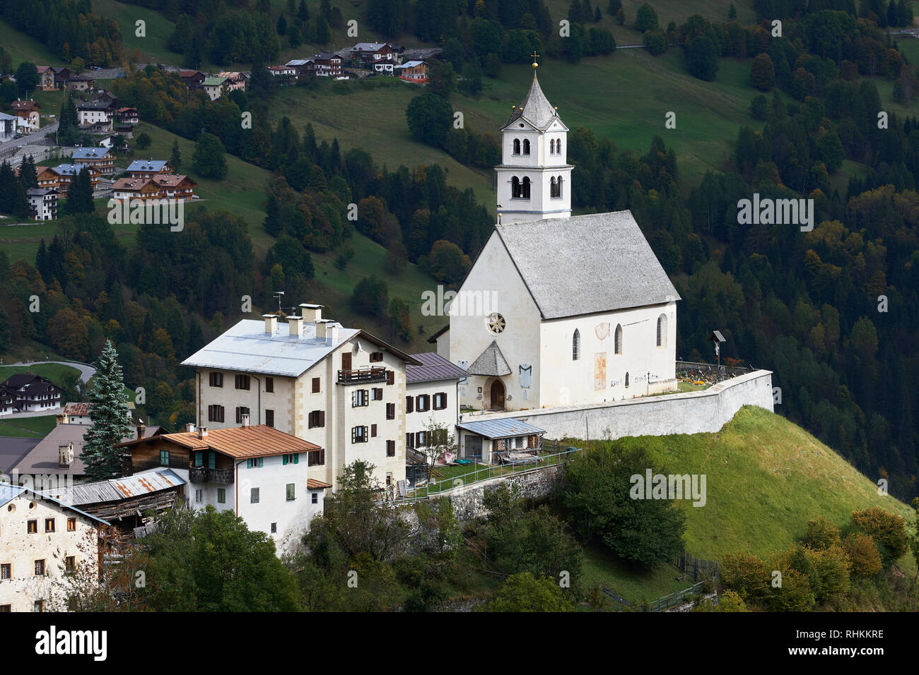 Chiesa di Santa Lucia of Colle Santa Lucia in the Dolomites, Belluno, Veneto, Italy. Stockfoto