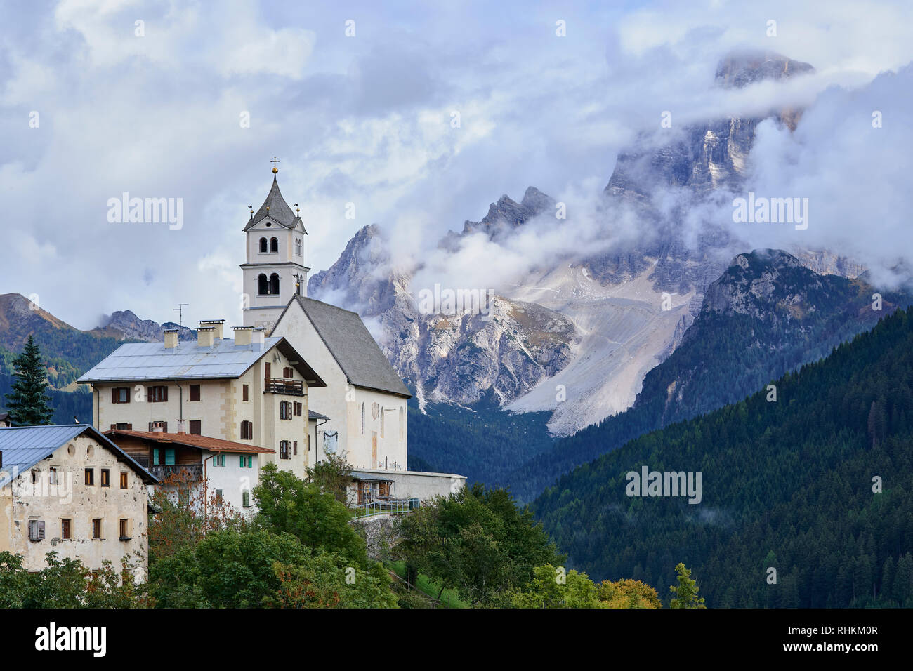 Chiesa di Santa Lucia von Colle Santa Lucia in den Dolomiten, Belluno, Venetien, Italien. Mit Monte Pelmo hinter Stockfoto