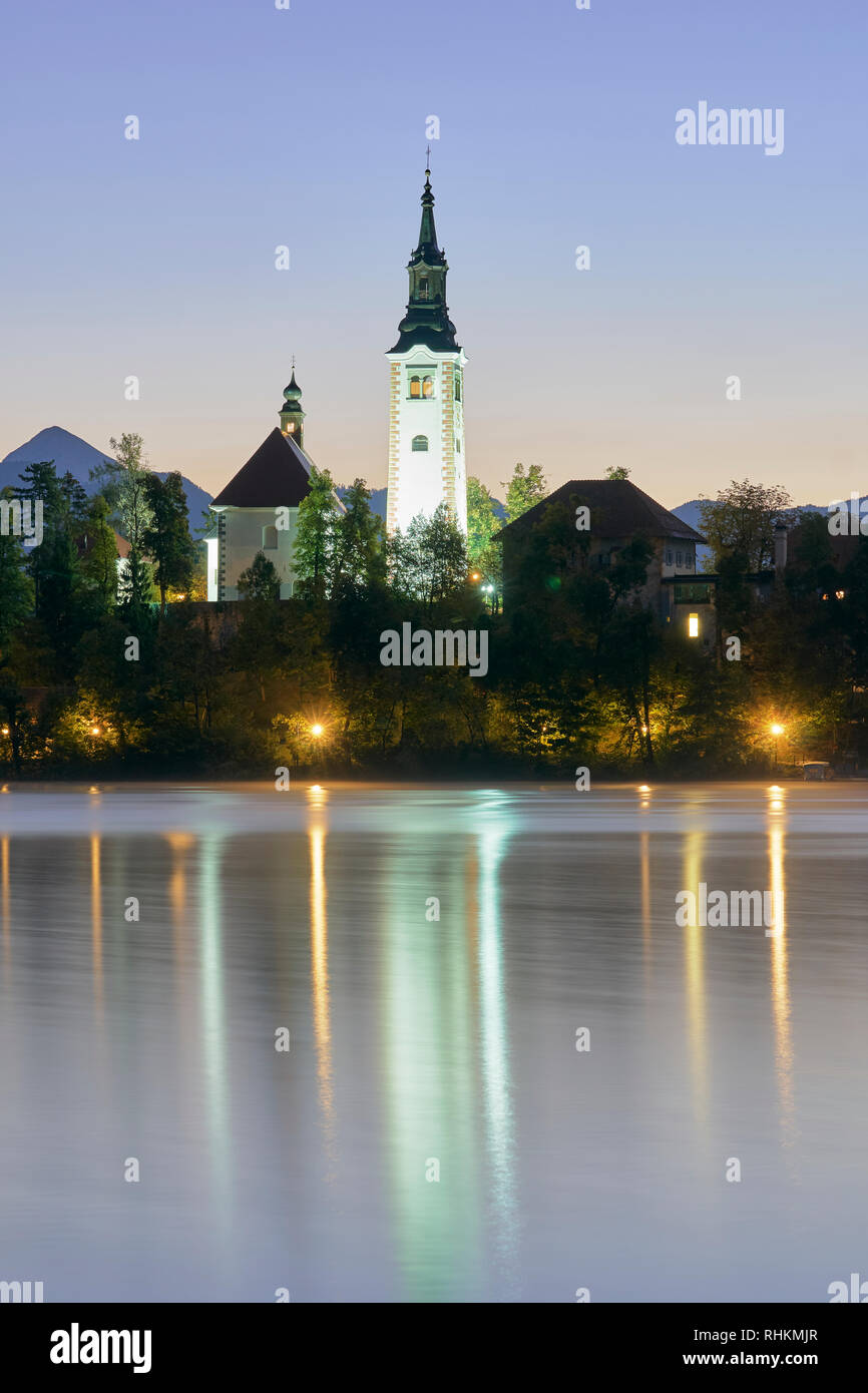 Kirche Mariä Himmelfahrt auf Blejski Otok, See von Bled, Bled, Gorenjska, Slowenien. In der Morgendämmerung Stockfoto