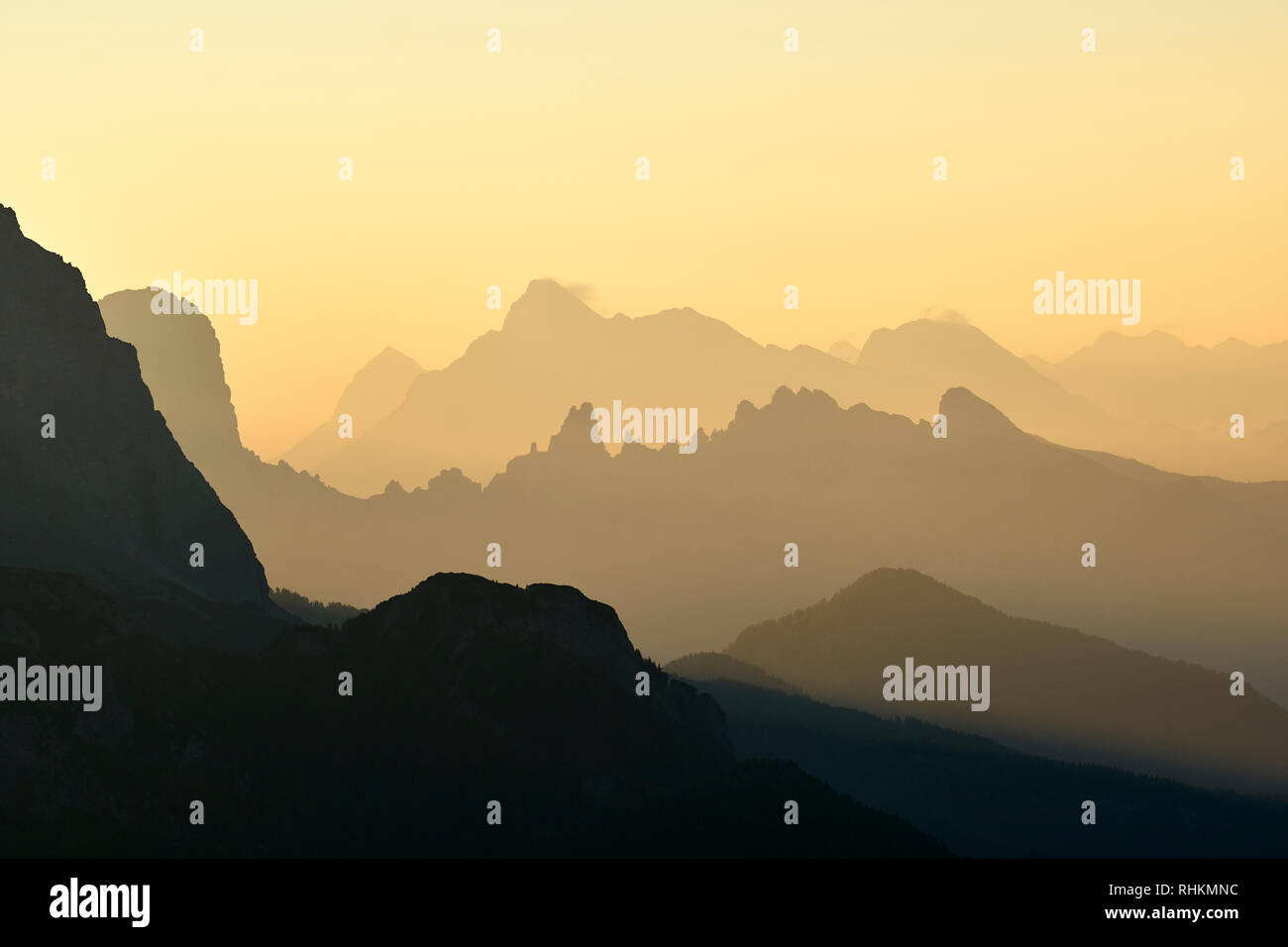 Dolomiten Silhouette in der Morgendämmerung. Blick vom Monte Pore, Dolomiten, Belluno, Venetien, Italien Stockfoto