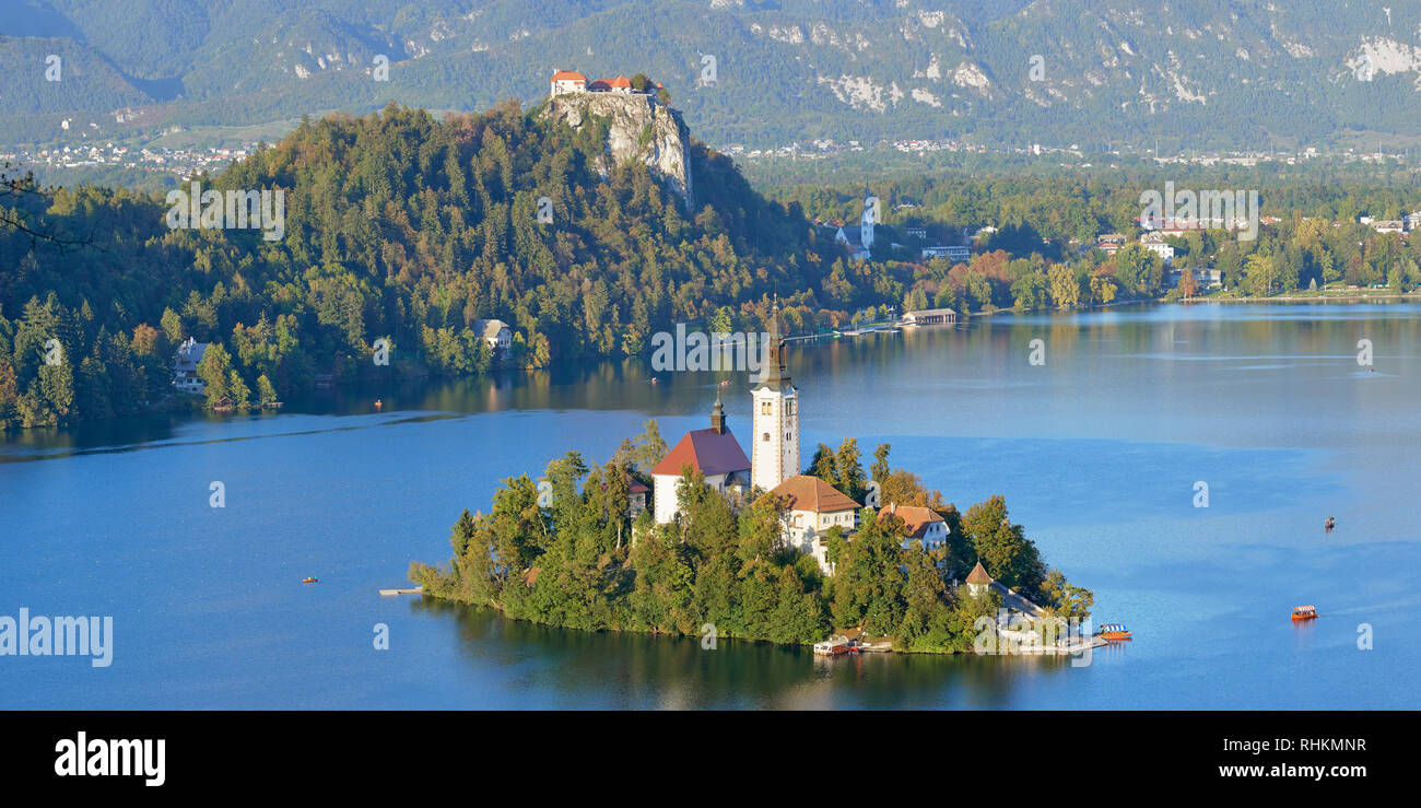 Blick auf die Kirche der Himmelfahrt auf Blejski Otok mit Burg von Bled, Bled, Bled, Gorenjska, Slowenien. Stockfoto