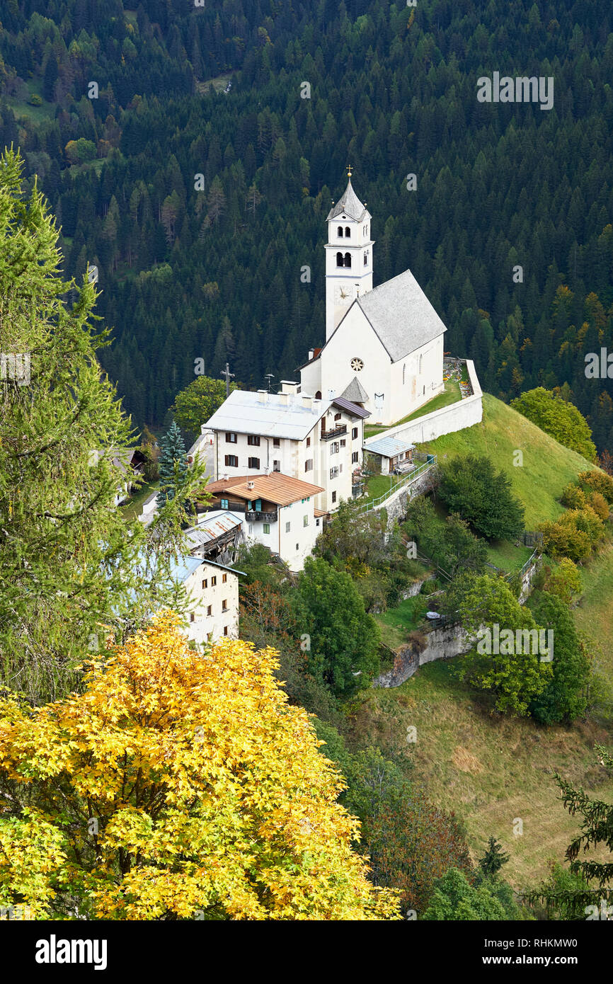 Chiesa di Santa Lucia of Colle Santa Lucia in the Dolomites, Belluno, Veneto, Italy. Stockfoto