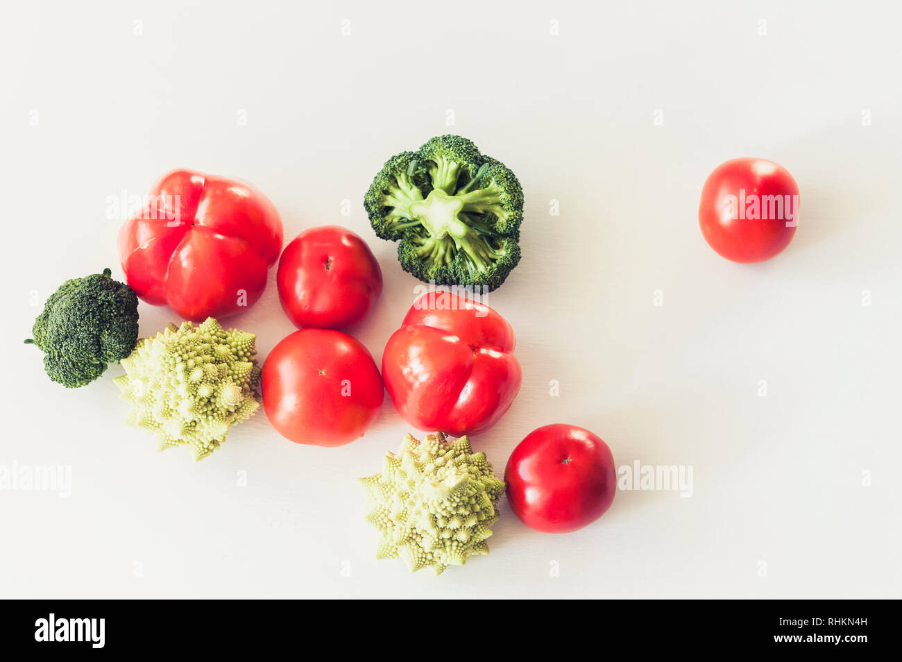 Auf Basis pflanzlicher Rohkost Gemüse der Saison Hintergrund, veganes Essen Zutaten zum Kochen, Ansicht von oben Stockfoto