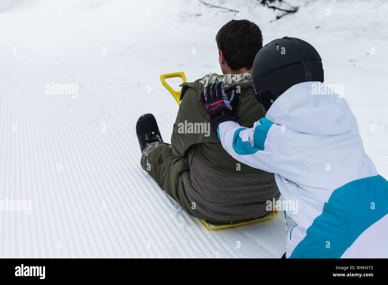 Familie Spaß Rodeln im Schnee Stockfoto