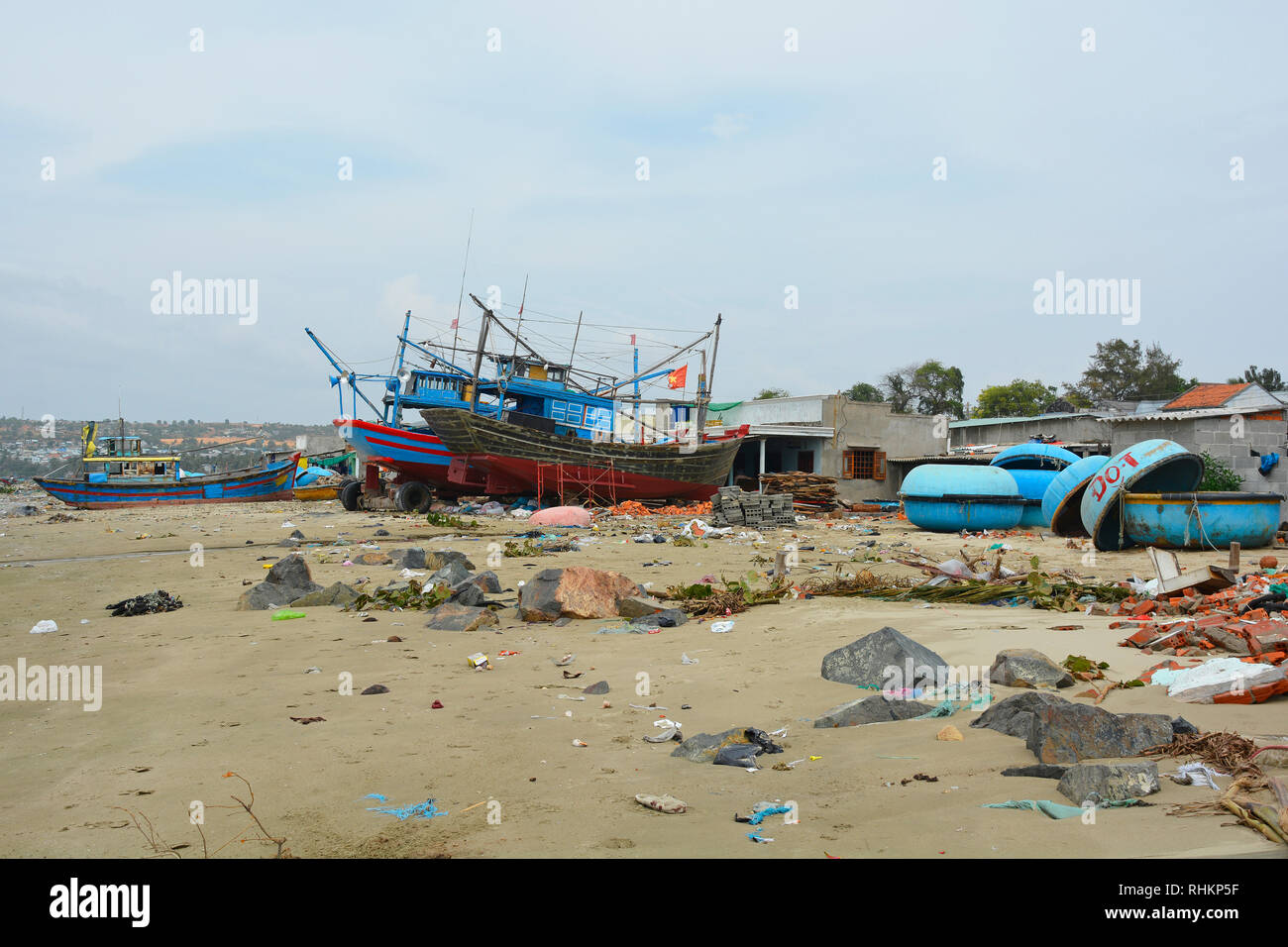 Mui Ne, Vietnam - 27. Dezember 2017. Traditionelle Holz- und Fischerboote in Mui Ne Fischerdorf. Obwohl es eine große Touristenattraktion in Stockfoto