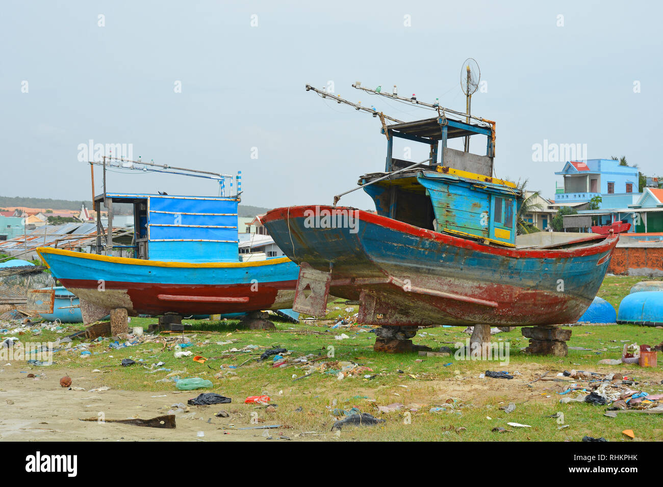 Mui Ne, Vietnam - 27. Dezember 2017. Traditionelle hölzerne Fischerboote in Mui Ne Fischerdorf. Obwohl es eine große Touristenattraktion in der Region, Stockfoto