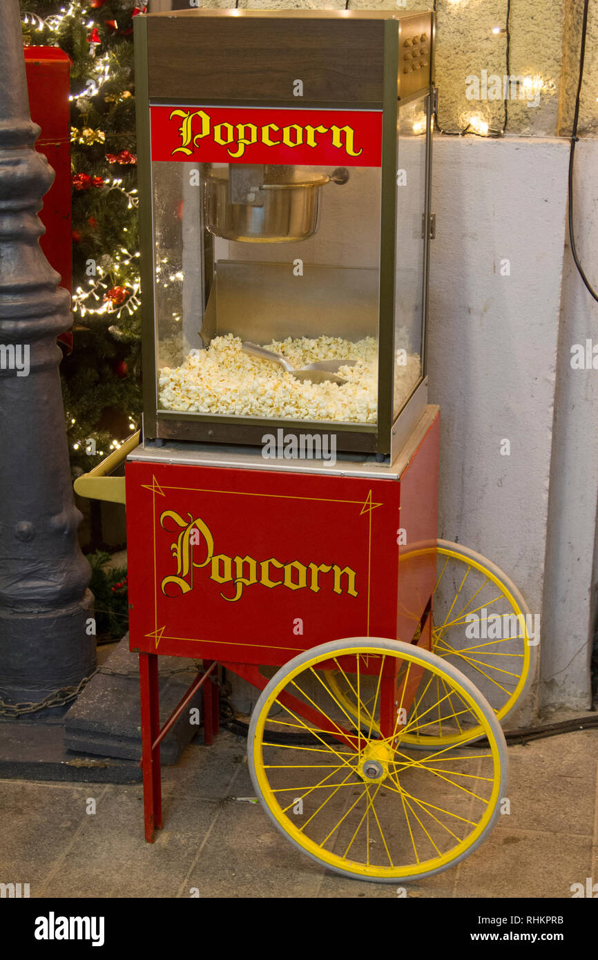 Mobile popcornstand in einer Straße in Zagreb, Kroatien. Stockfoto