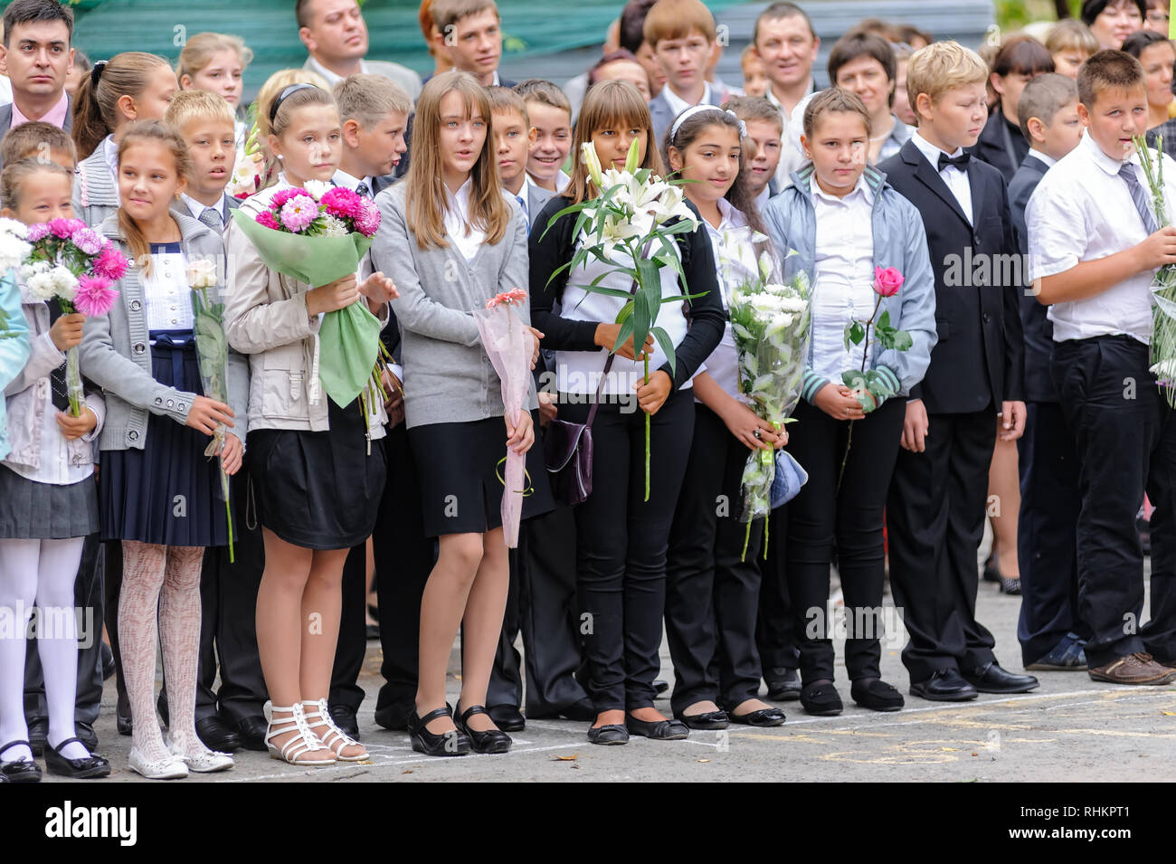 In Tjumen, Russland - September 1, 2012: Schule 43. Schule Leitung wird im Schulhof mit Schülern und Lehrern. Fest des Wissens. Stockfoto