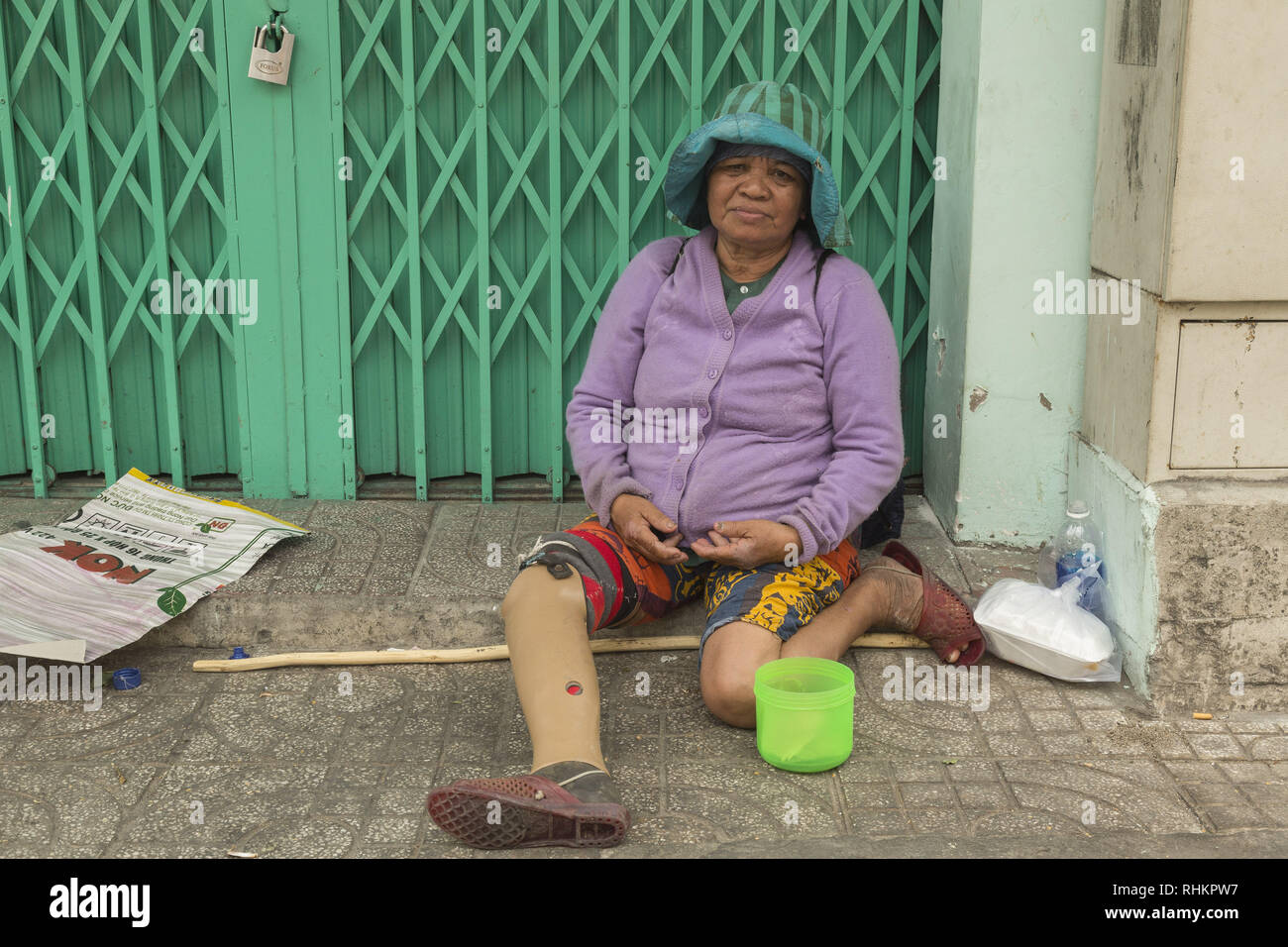 Arme Frau auf der Straße in Ho Chi Minh, Vietnam betteln Stockfoto