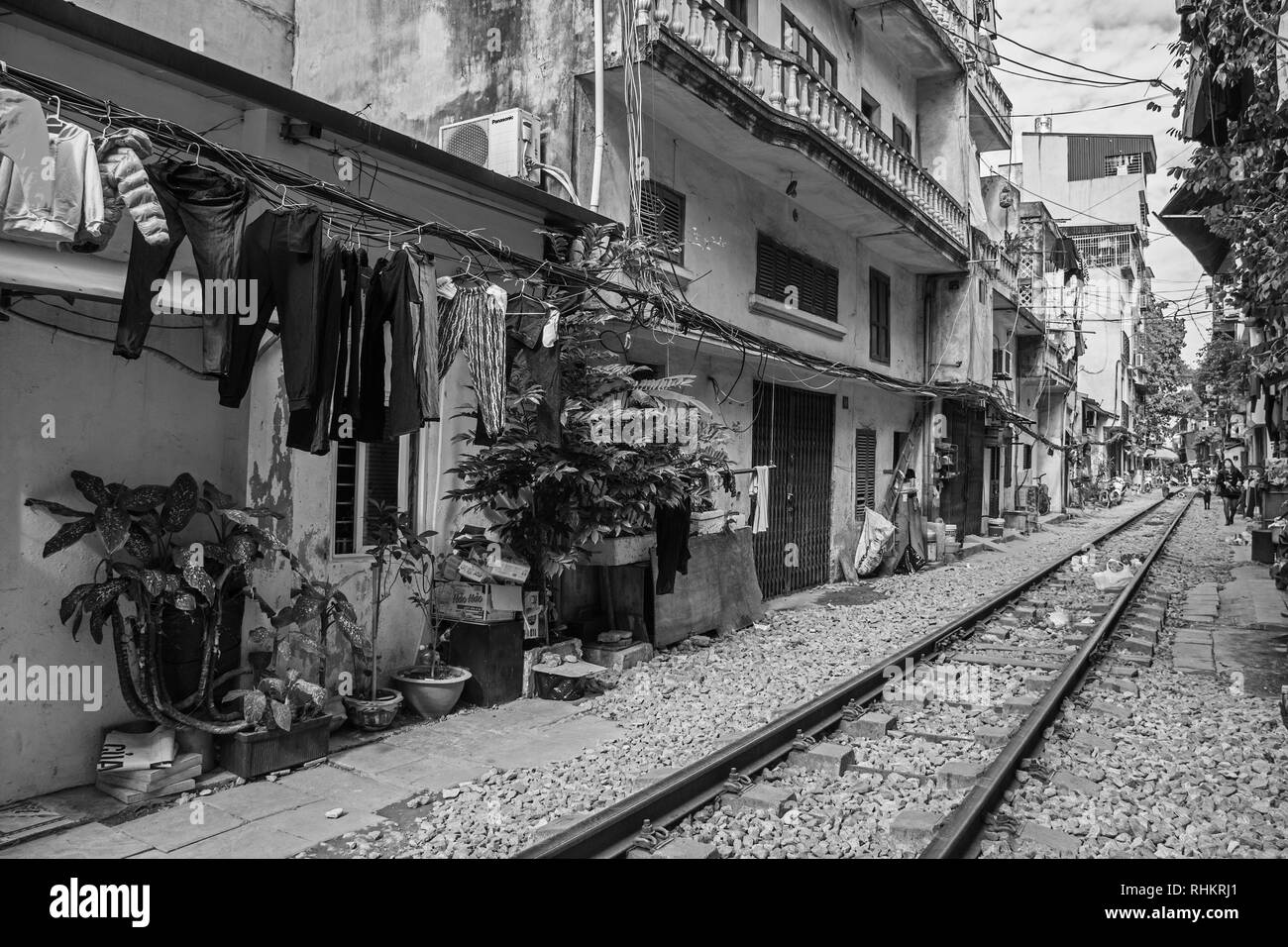 Hanoi, Vietnam des 16. Dezember 2017. Häuser auf einer Straße mit Wohnhäusern oft als Zug Straße in Hanoi, die sich rund um eine Bahn gewachsen ist Stockfoto