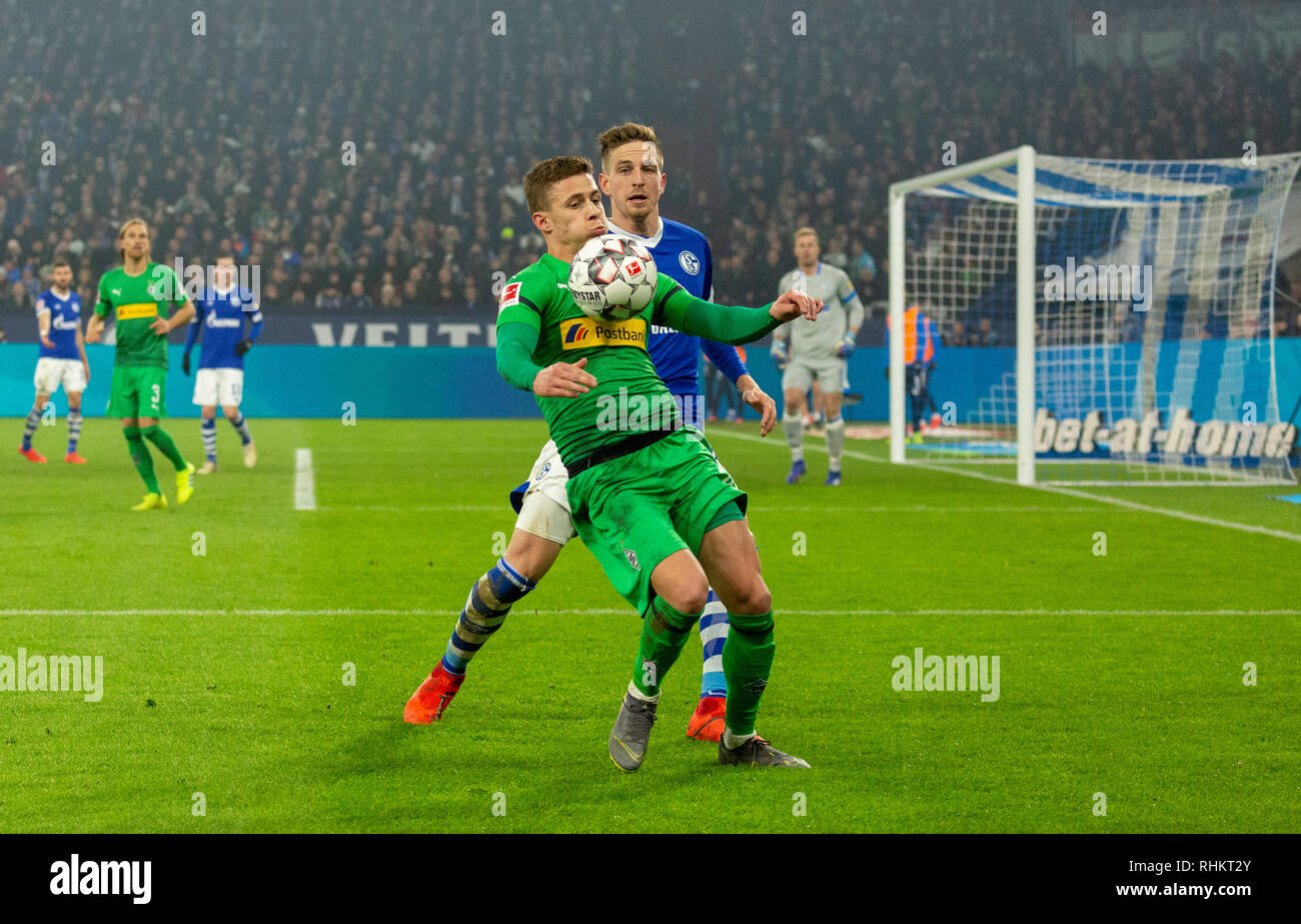 Sport, Fußball, Bundesliga, 2018/2019, FC Schalke 04 gegen Borussia Mönchengladbach 0-2, Veltins Arena Gelsenkirchen, Szene des Spiels, Thorgan Gefahr (MG) vor und Bastian Oczipka (S04), DFL-Bestimmungen verbieten die Verwendung von Fotografien als BILDSEQUENZEN UND/ODER QUASI-VIDEO Stockfoto