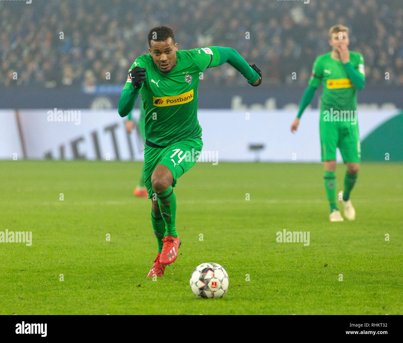 Sport, Fußball, Bundesliga, 2018/2019, FC Schalke 04 gegen Borussia Mönchengladbach 0-2, Veltins Arena Gelsenkirchen, Szene des Spiels, Alassane Plädoyer (MG) in Ballbesitz, DFL-Bestimmungen verbieten die Verwendung von Fotografien als BILDSEQUENZEN UND/ODER QUASI-VIDEO Stockfoto