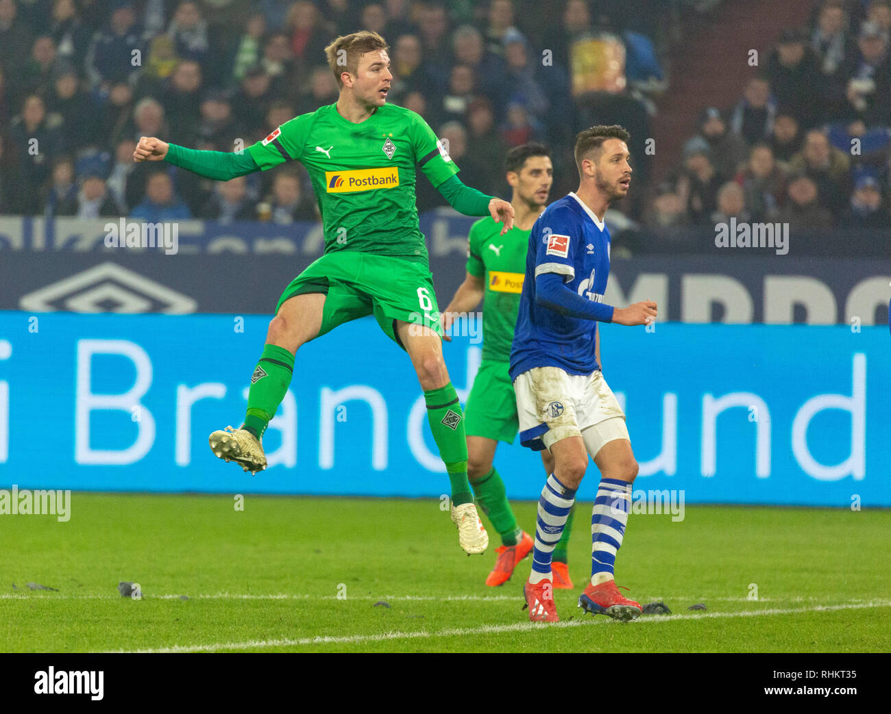 Sport, Fußball, Bundesliga, 2018/2019, FC Schalke 04 gegen Borussia Mönchengladbach 0-2, Veltins Arena Gelsenkirchen, 0-1 Ziel, Torschütze Christoph Kramer (MG), mit der rechten Maustaste markieren Uth (S04), hinter Lars Stindl (MG), DFL-Bestimmungen verbieten die Verwendung von Fotografien als BILDSEQUENZEN UND/ODER QUASI-VIDEO Stockfoto