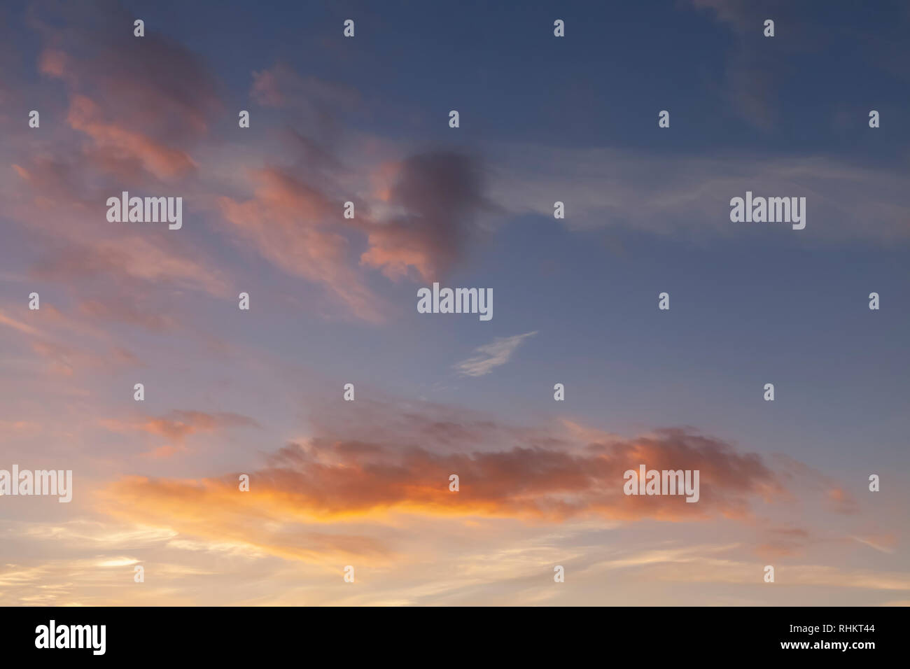 Sonnenuntergang Himmel und rosa Wolken mit einem blauen Hintergrund Himmel. Stockfoto