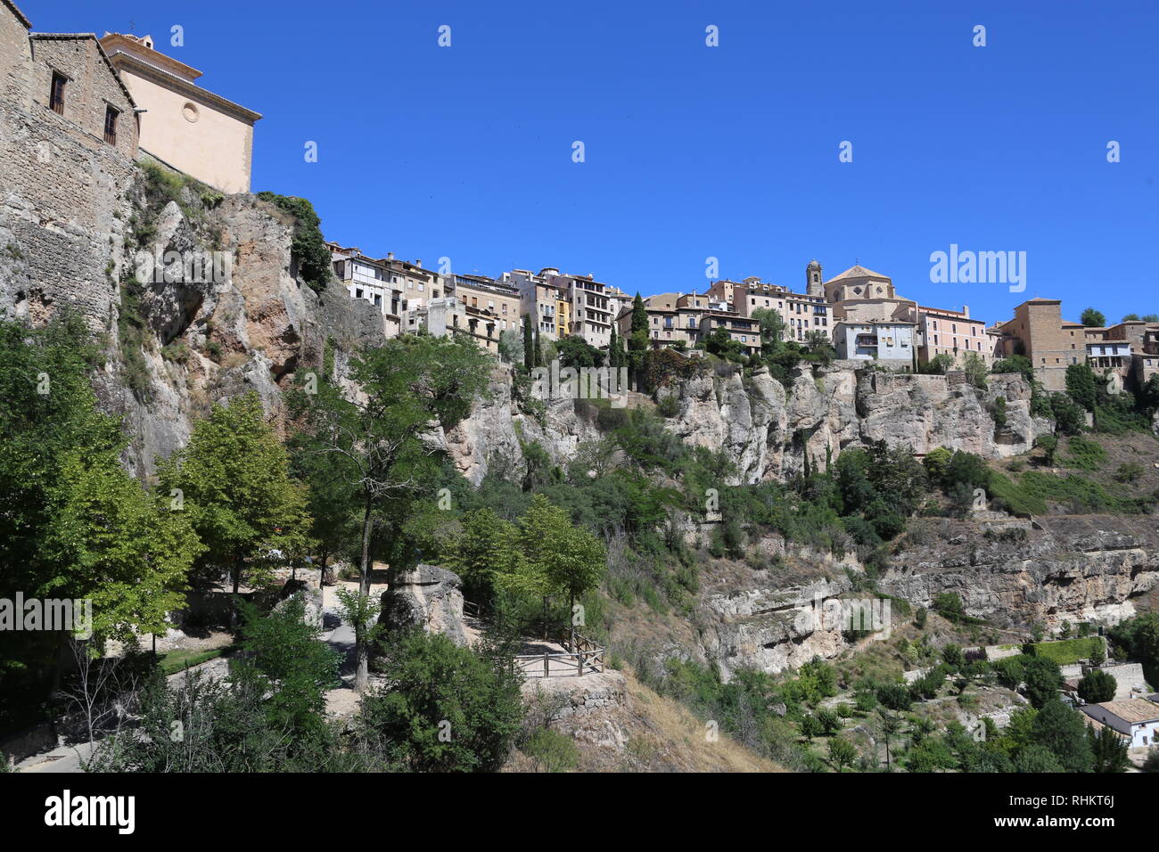 Häuser und Wand in Cuenca, Spanien Stockfoto