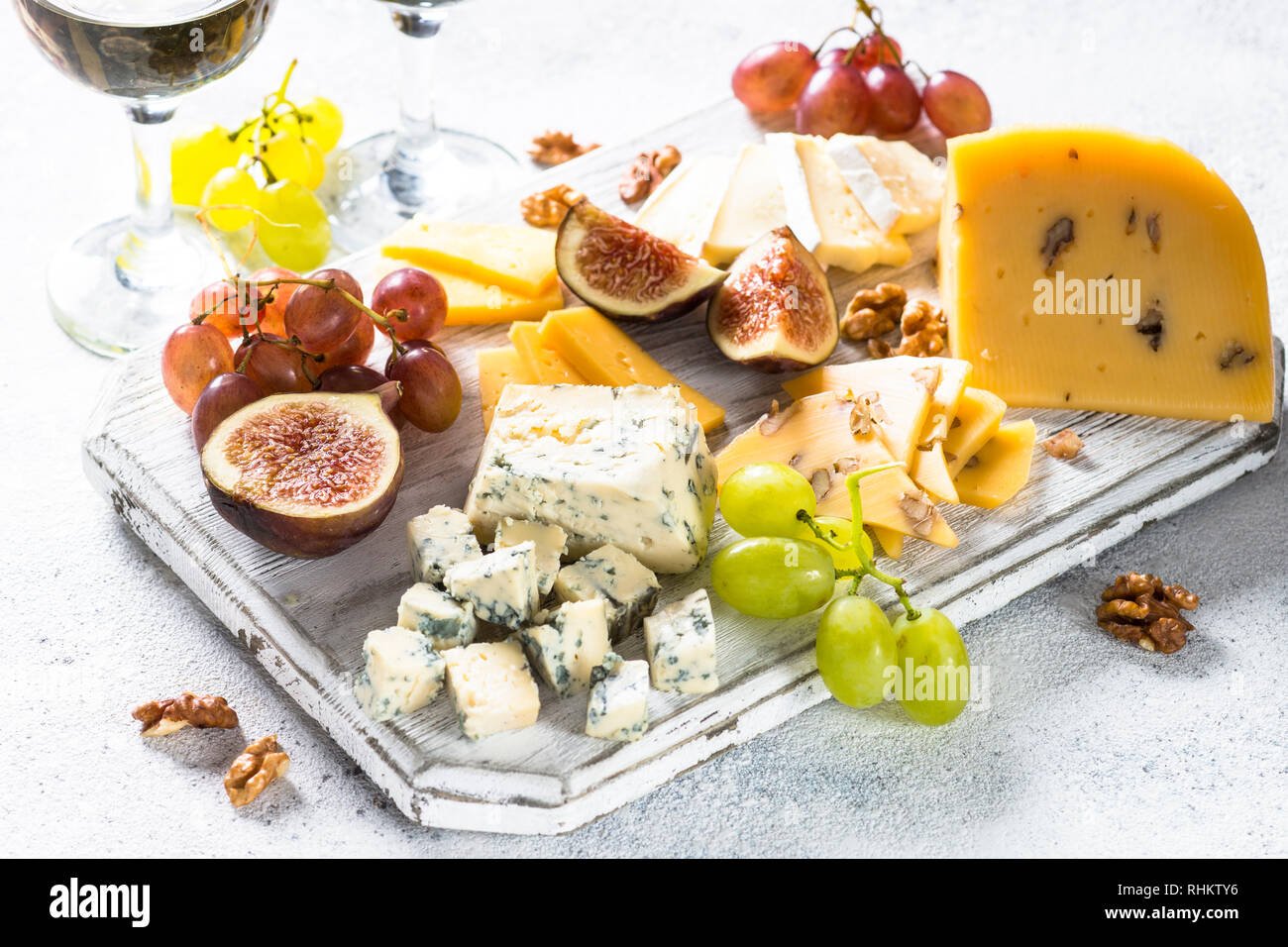 Käseplatte mit Trauben, Feigen und Nüsse. Wein snaks. Käse Sortiment. Stockfoto