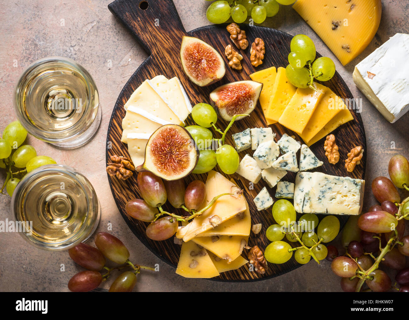Käseplatte mit Trauben, Feigen und Nüsse auf Tisch aus Stein. Delikatessen.  Ansicht von oben mit der Kopie Stockfotografie - Alamy
