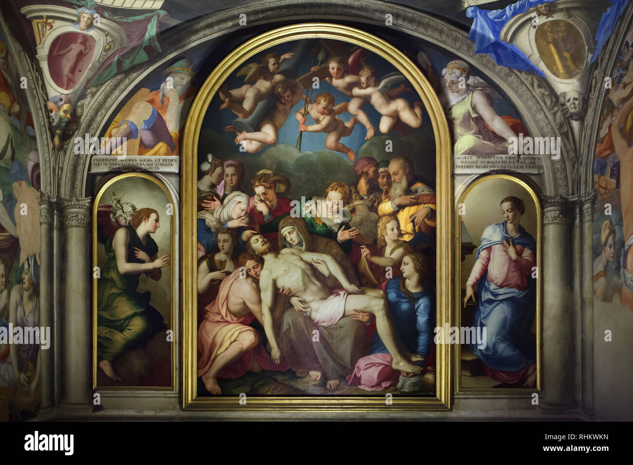 Altar Gemälde 'Deposition Christi' (1553) und "Verkündigung" (1564) von Italienischen manieristischen Malers Agnolo Bronzino (1540-1545) in der Cappella di Eleonora (Kapelle von Eleanor) in den Wohnungen von Eleonore von Toledo (Quartiere di Eleonora) im Palazzo Vecchio in Florenz, Toskana, Italien. Wandmalerei und Deckenmalerei datiert von 1540 bis 1545 sind auch Arbeiten von Bronzino. Stockfoto