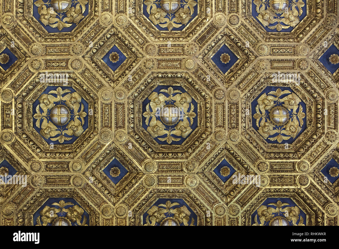 Vergoldeten Kassettendecke gestaltet von italienischen Renaissance Architekten Giuliano da Maiano und Assistenten (1472-1475) in das Audienzzimmer (Sala delle Udienze) der Wohnungen der Priori (Verkauf dei Priori) im Palazzo Vecchio in Florenz, Toskana, Italien. Stockfoto