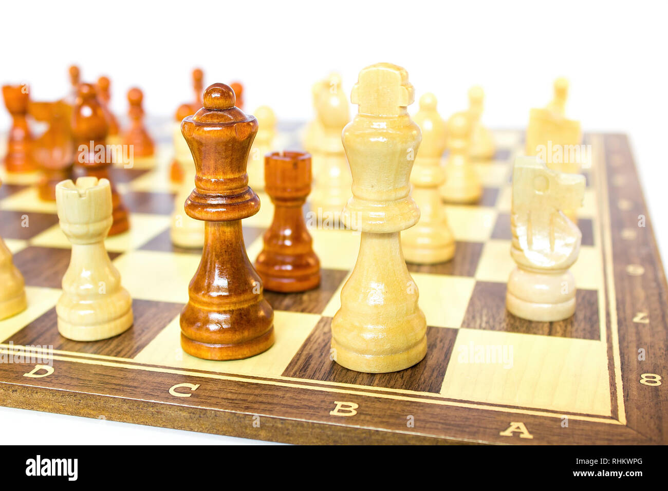 Schachfiguren auf Schachbrett, auf weißem Hintergrund Stockfoto