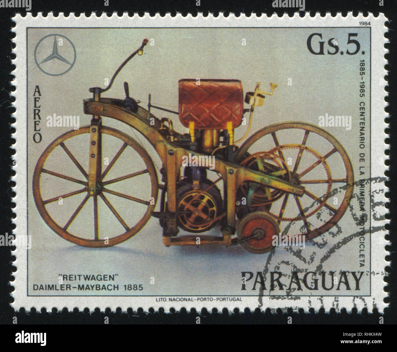 Russland KALININGRAD, 22. APRIL 2017: Briefmarke von Paraguay gedruckt, zeigt Motocycle Reitwagen, Daimler-Maybach 1885, ca. 1984 Stockfoto