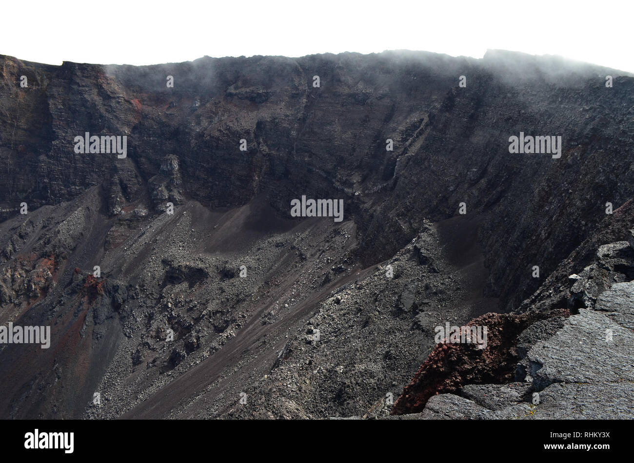 Lavafelder in den Hängen und die Caldera des Piton de la Fournaise, ein aktiver Vulkan in Réunion, Indischer Ozean Stockfoto