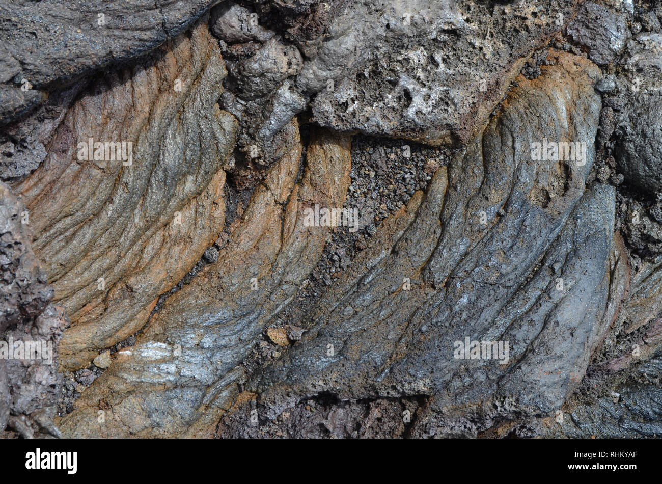 Lavafelder in den Hängen und die Caldera des Piton de la Fournaise, ein aktiver Vulkan in Réunion, Indischer Ozean Stockfoto