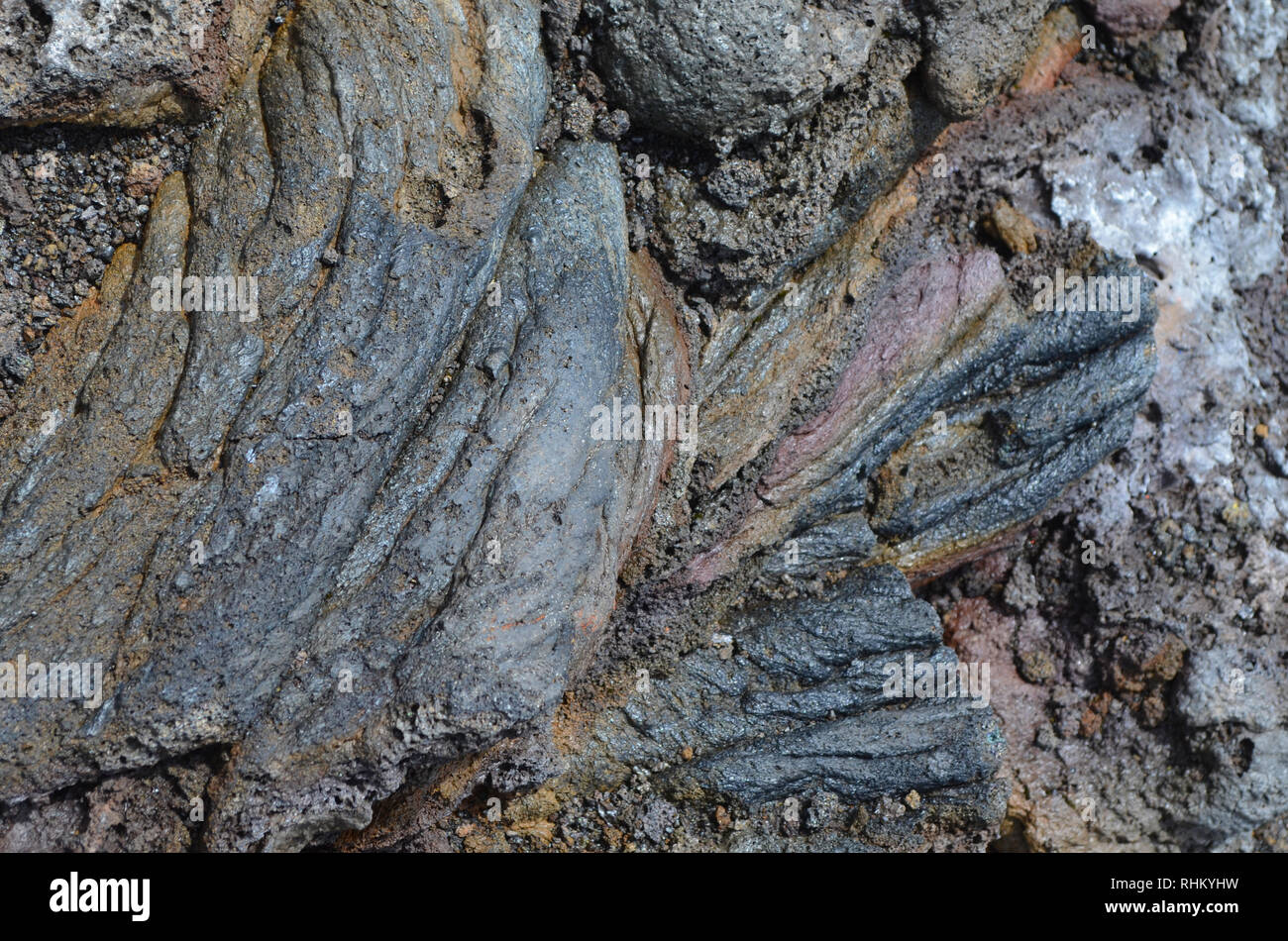 Lavafelder in den Hängen und die Caldera des Piton de la Fournaise, ein aktiver Vulkan in Réunion, Indischer Ozean Stockfoto