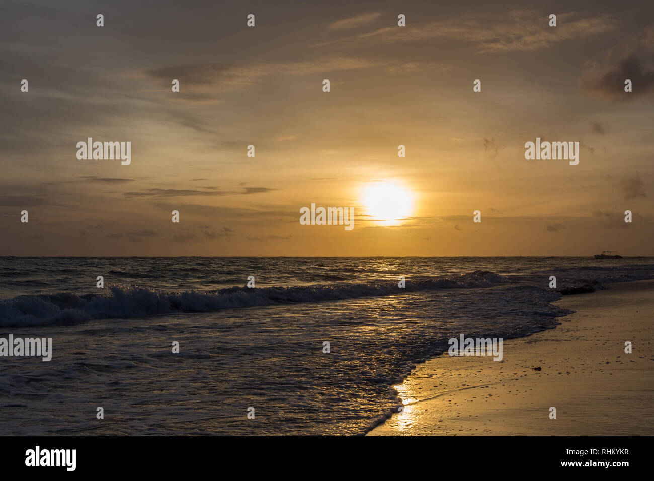 Sonnenaufgang über der Karibik, Dominikanische Republik Stockfoto