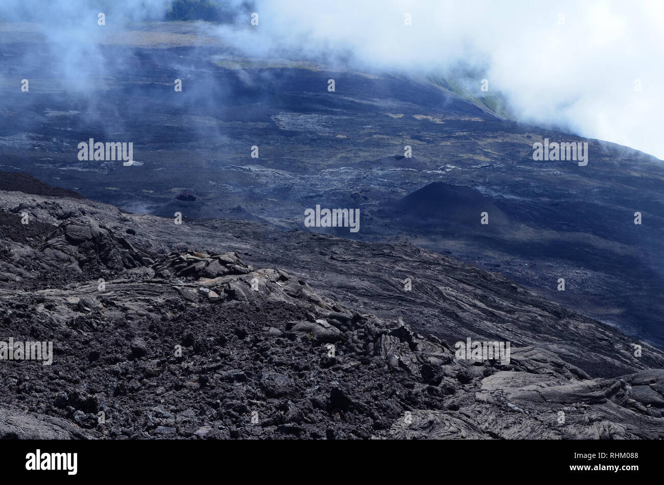 Lavafelder in den Hängen und die Caldera des Piton de la Fournaise, ein aktiver Vulkan in Réunion, Indischer Ozean Stockfoto