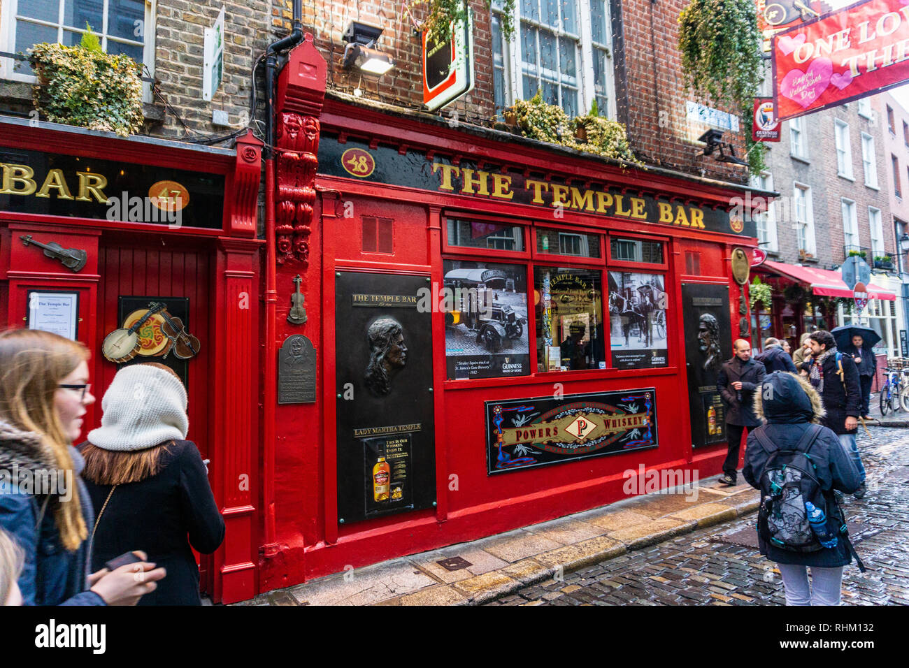 DUBLIN, Irland - 11. FEBRUAR 2017: Nachtleben im historischen Teil der Stadt-Temple Bar Viertel. Das Gebiet ist die Lage vieler Bars, Pub Stockfoto