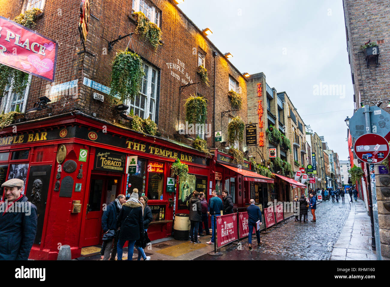 DUBLIN, Irland - 11. FEBRUAR 2017: die Menschen vor der berühmten Temple Bar in Dublin während des St. Patrick's Day Parade durch die Nacht Stockfoto