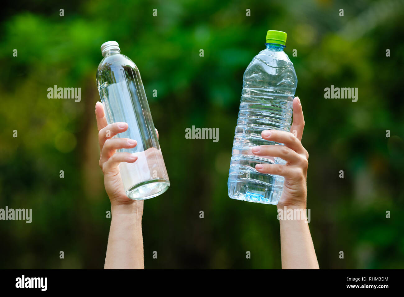 Hand halten Wasser leeren Glas Null Abfall Flasche. Sauberen ...