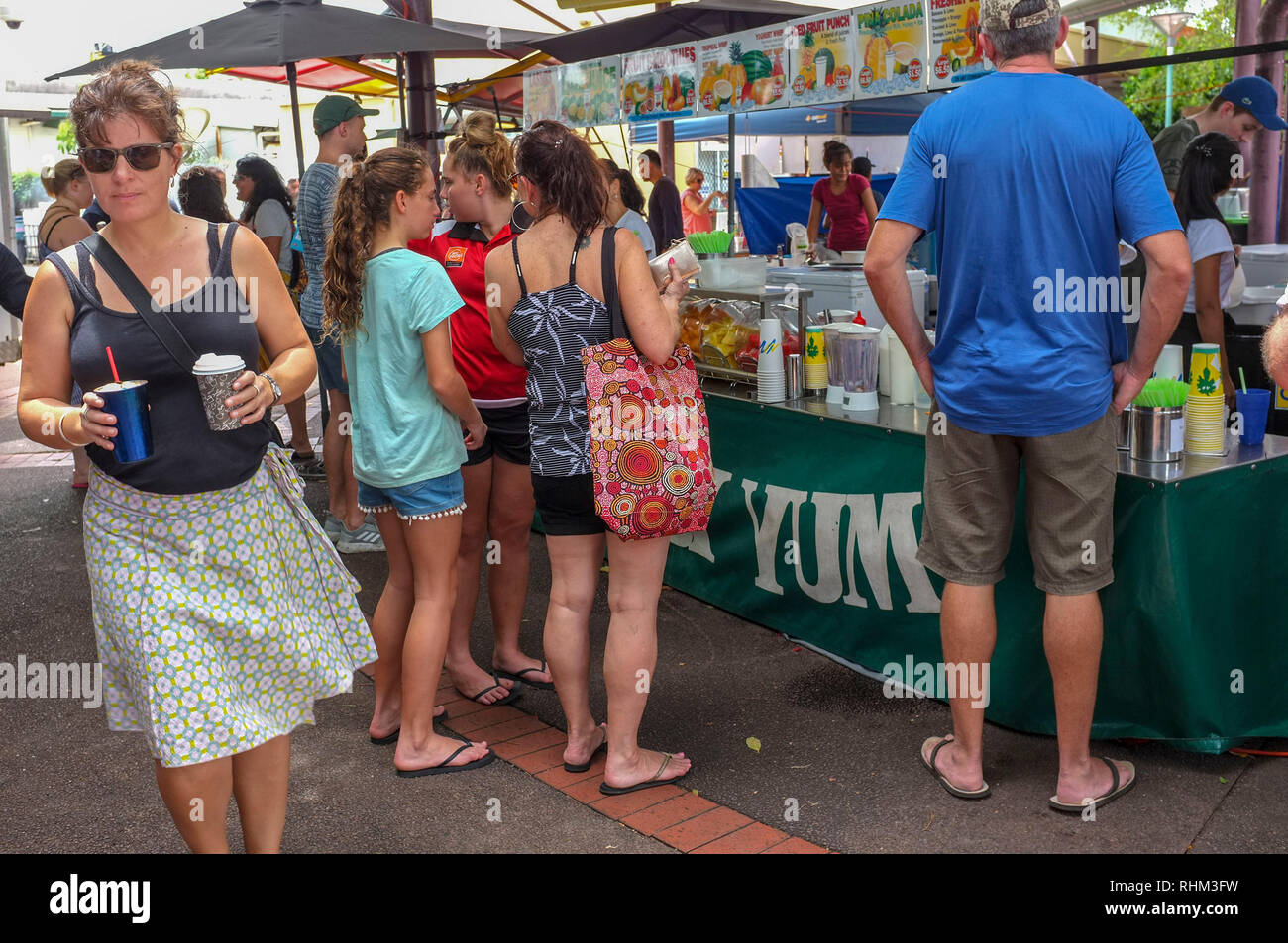 Die Menschen genießen die Nightcliff Markt in Darwin, Australien. Stockfoto