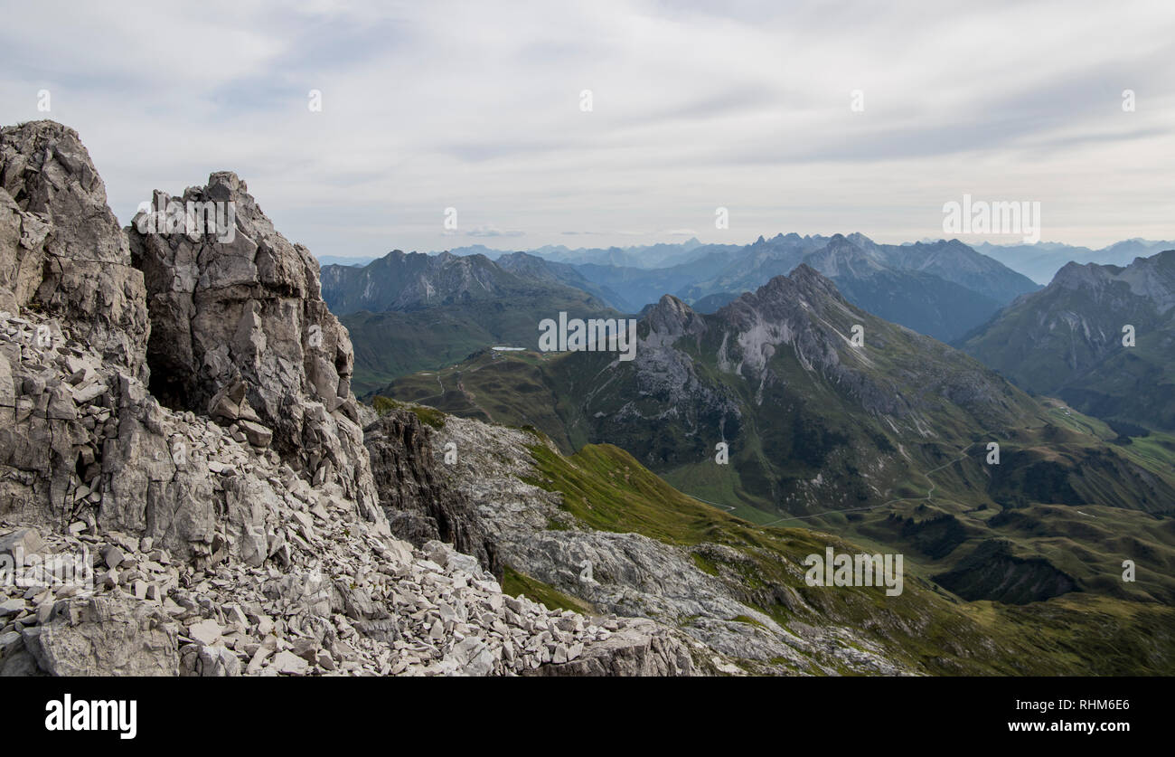 Panoramablick in die Alpen mit Felsbrocken im Vordergrund. In der Nähe von Lech, Österreich. Stockfoto