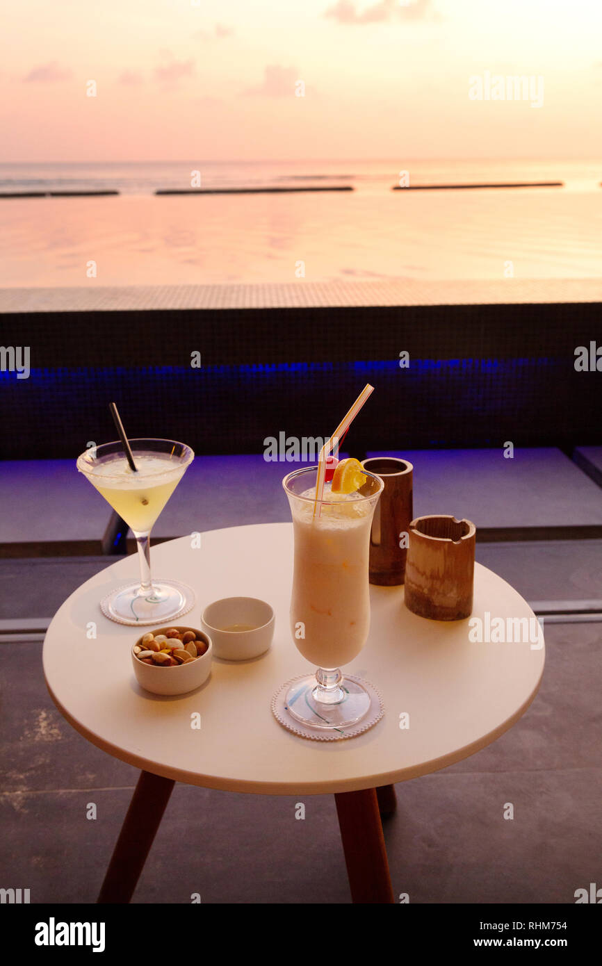 Cocktails für zwei, auf einer tropischen Urlaub, Rasdhoo Atoll, Malediven, Asien Stockfoto