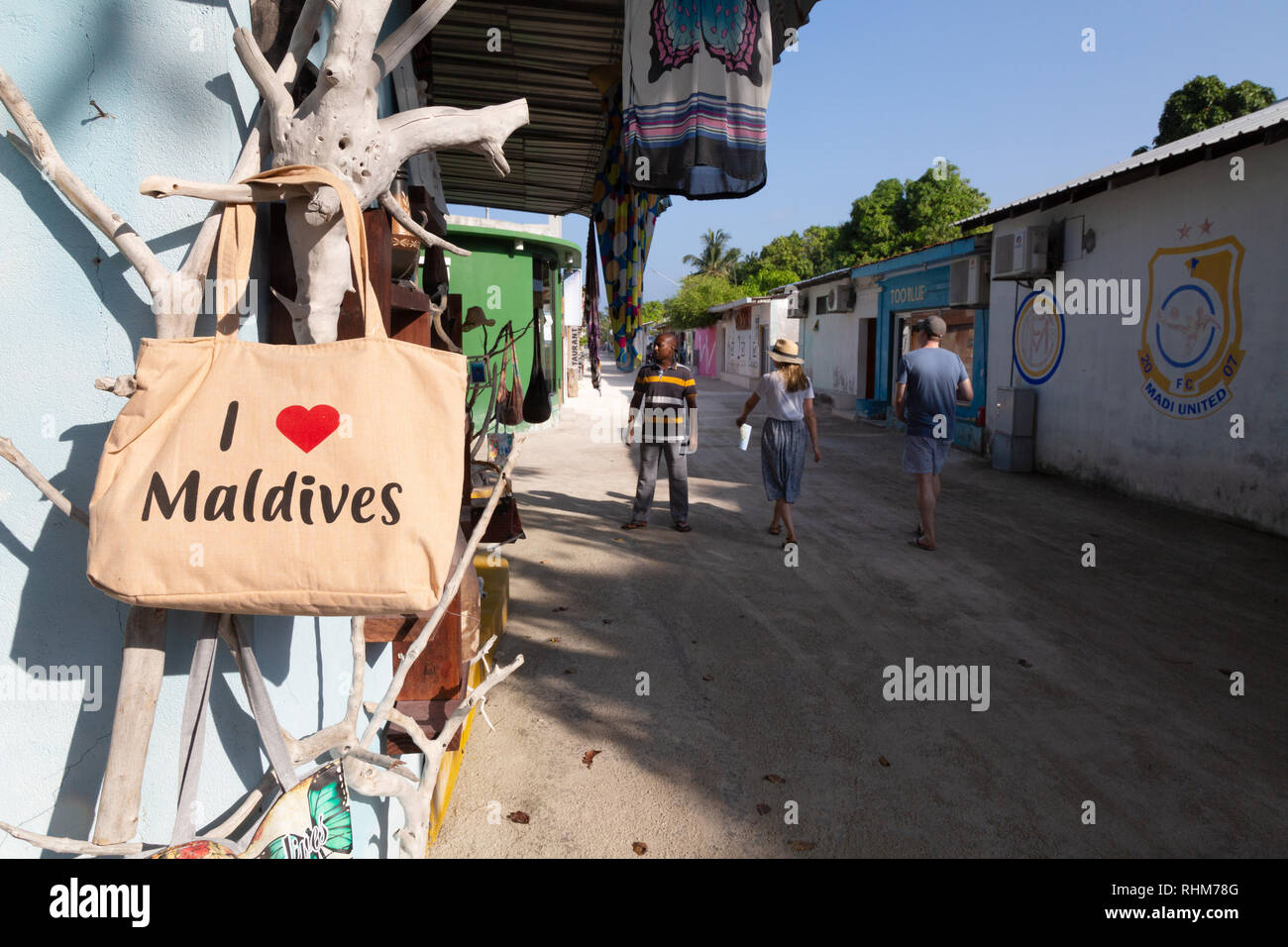 Malediven Tourismus - Straßenszene, Einheimischen und Touristen, Insel Rasdhoo, Rasdhoo Atoll, Malediven, Asien Stockfoto