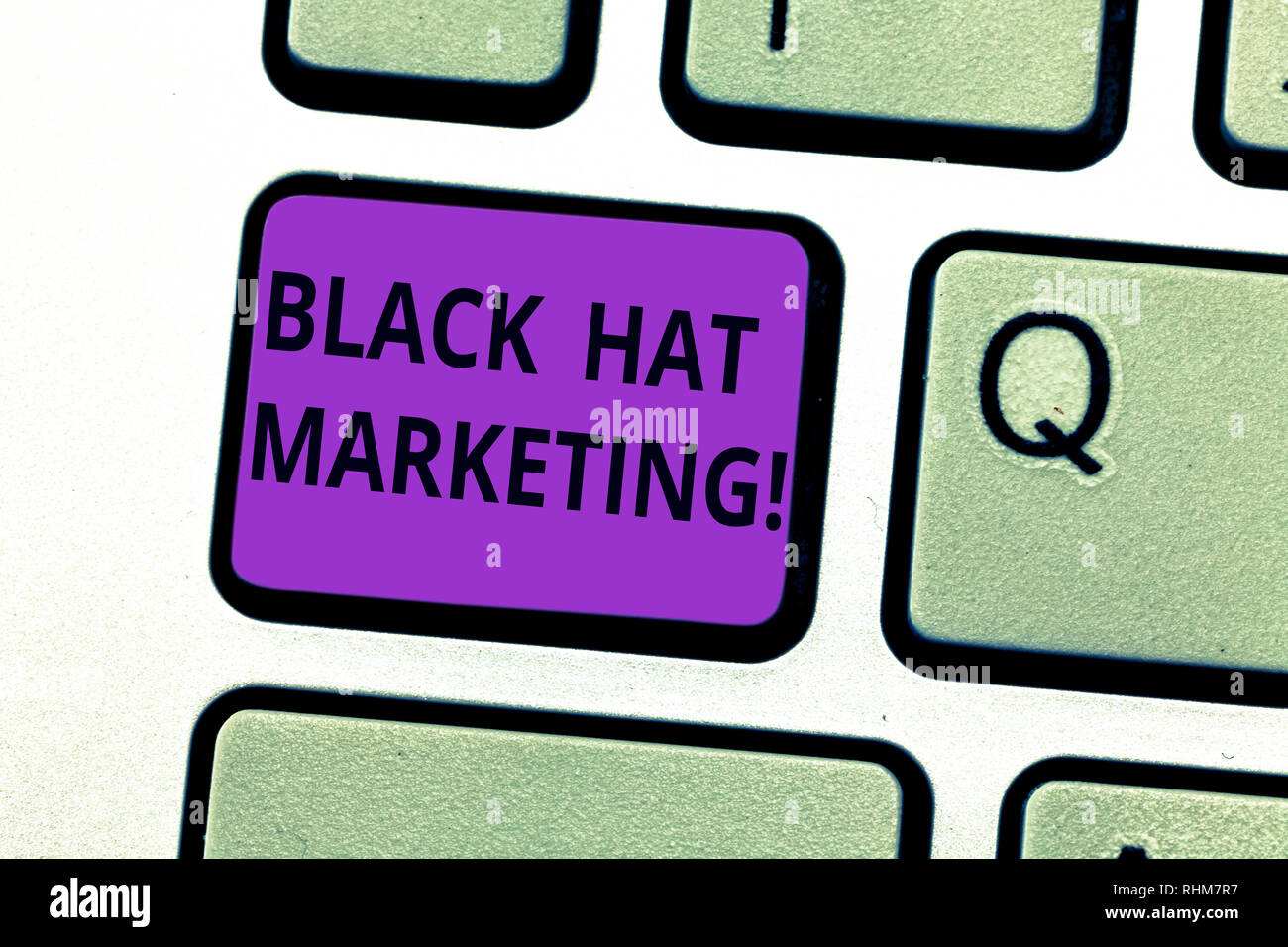 Schreiben Hinweis zu schwarzen Hut Marketing. Business foto Präsentation Suche Optimierung beinhaltet Design Website gefunden werden einfach Taste der Tastatur Absicht, Stockfoto